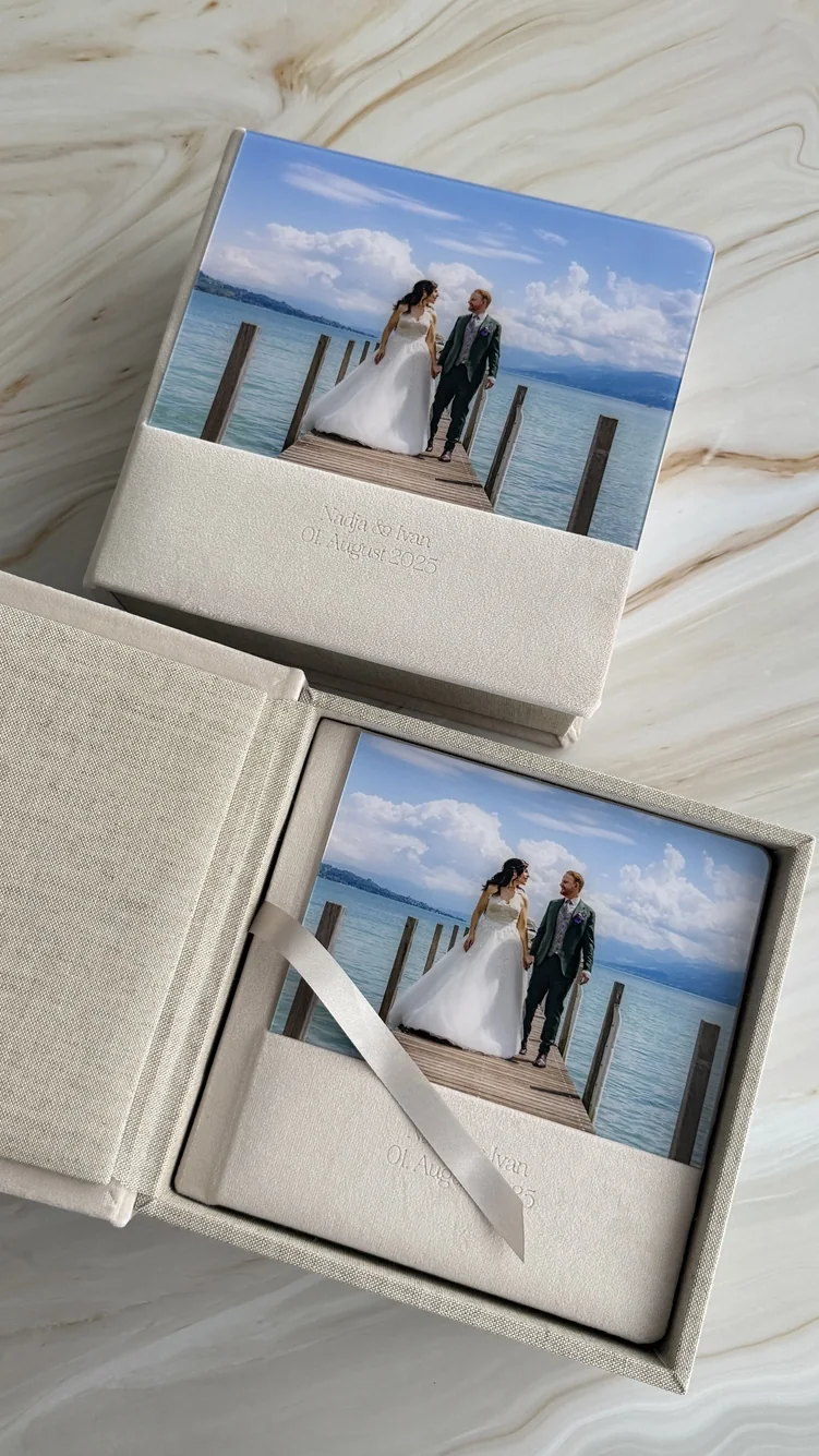 Hochzeitsalbum mit Foto auf dem Cover und Gravur, daneben die geöffnete Box