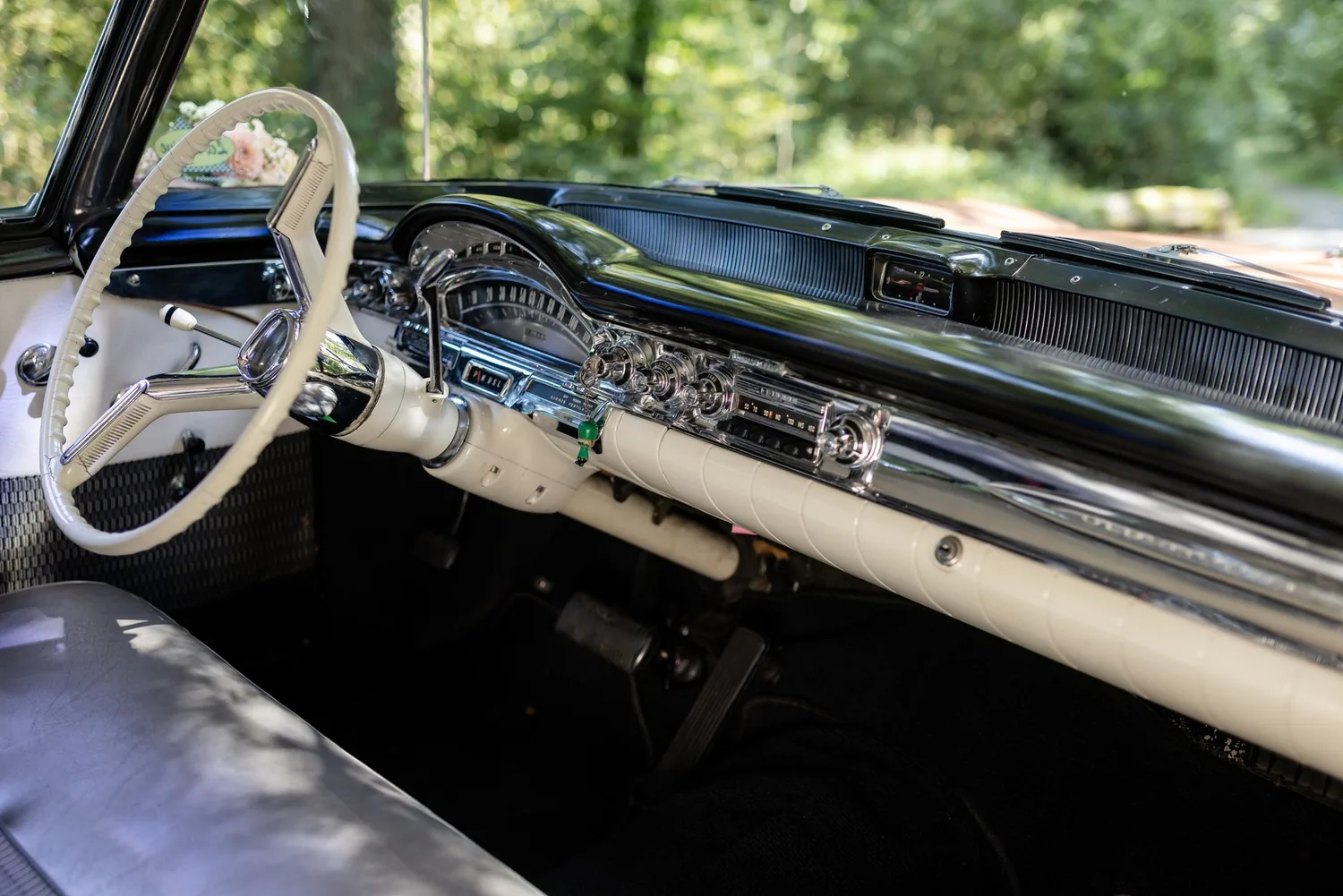 Blick auf das Armaturenbrett des Oldtimers