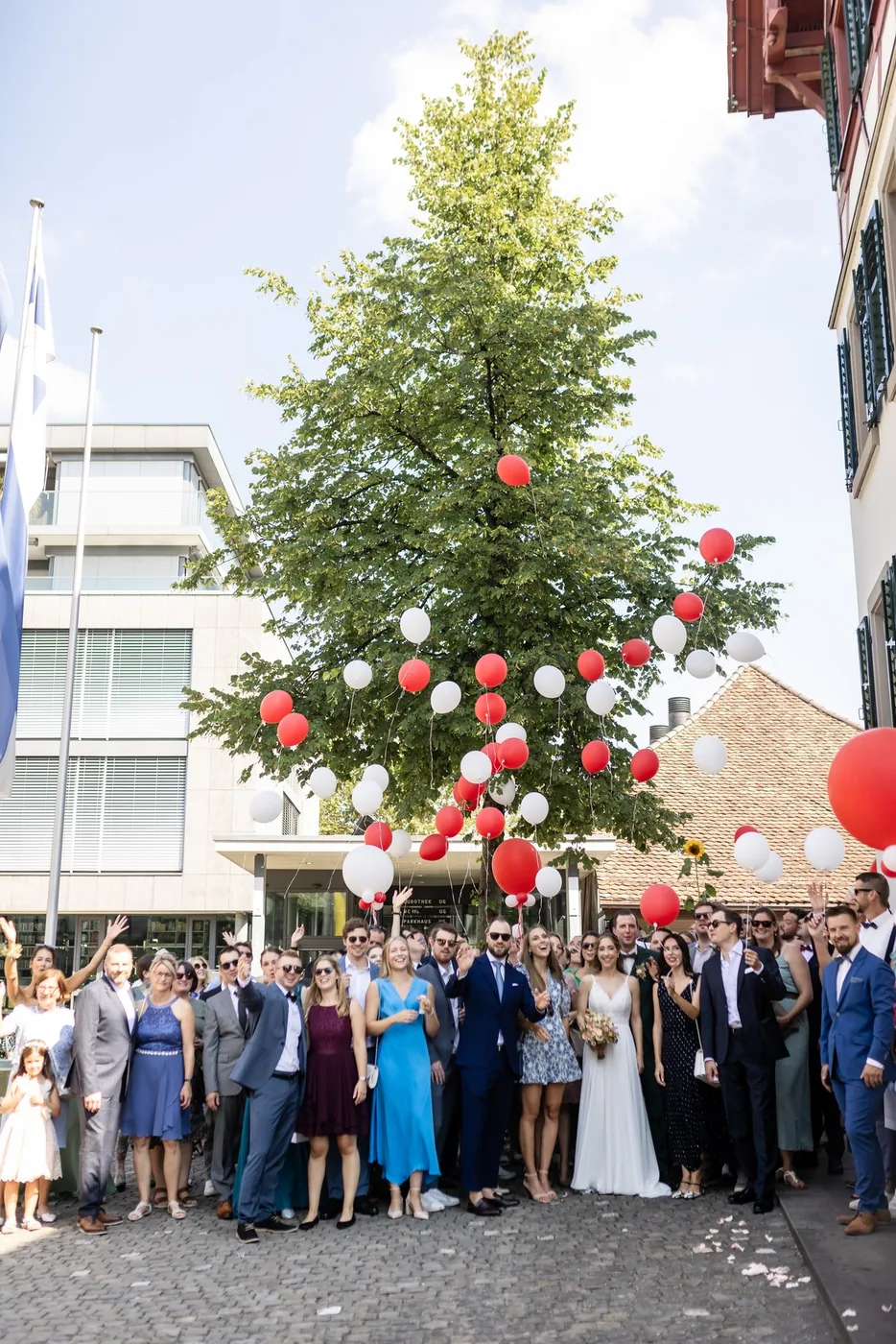 Ballonstart mit der Hochzeitsgesellschaft vor dem Rathaus