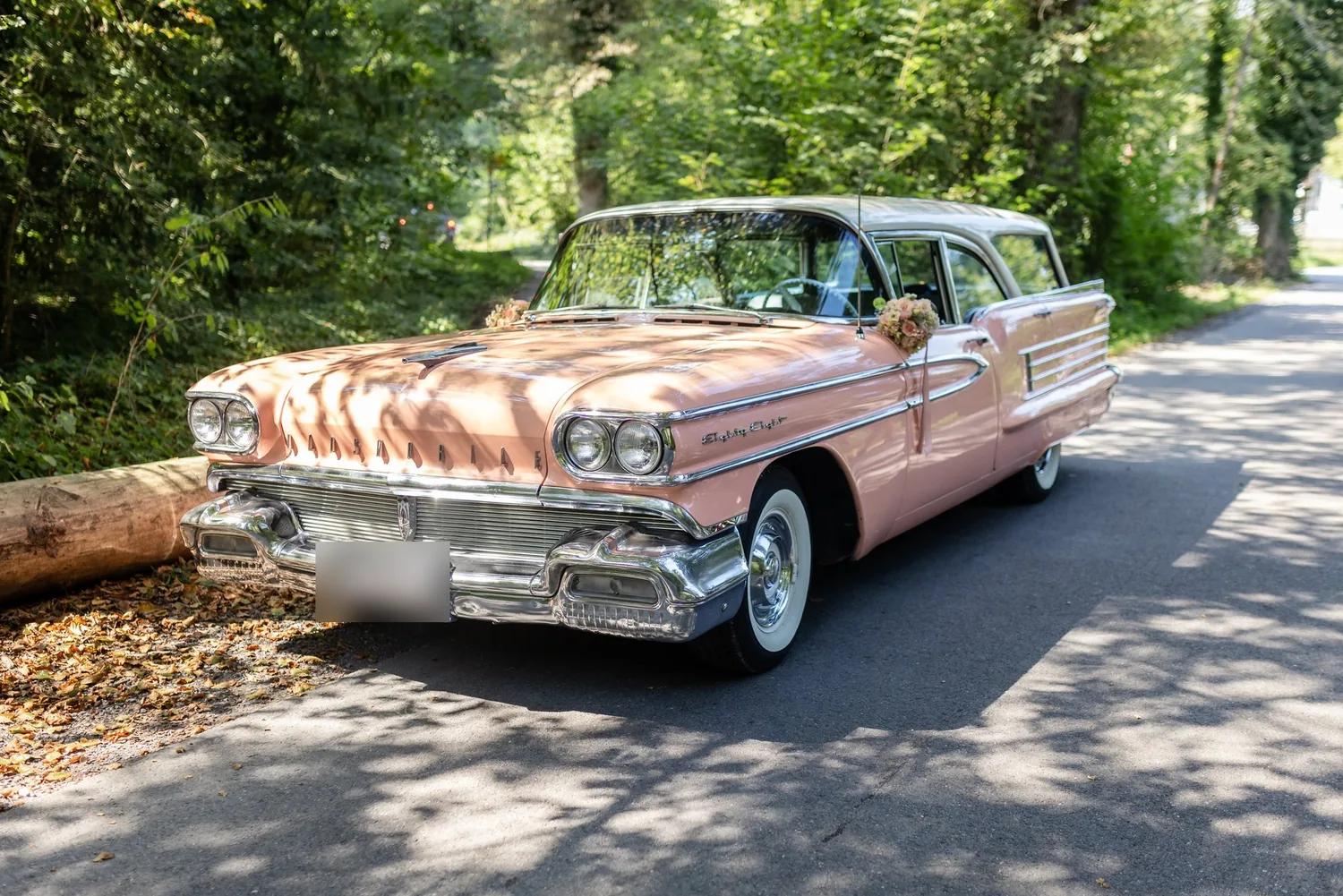 Oldtimer als Hochzeitsauto auf der Waldstrasse