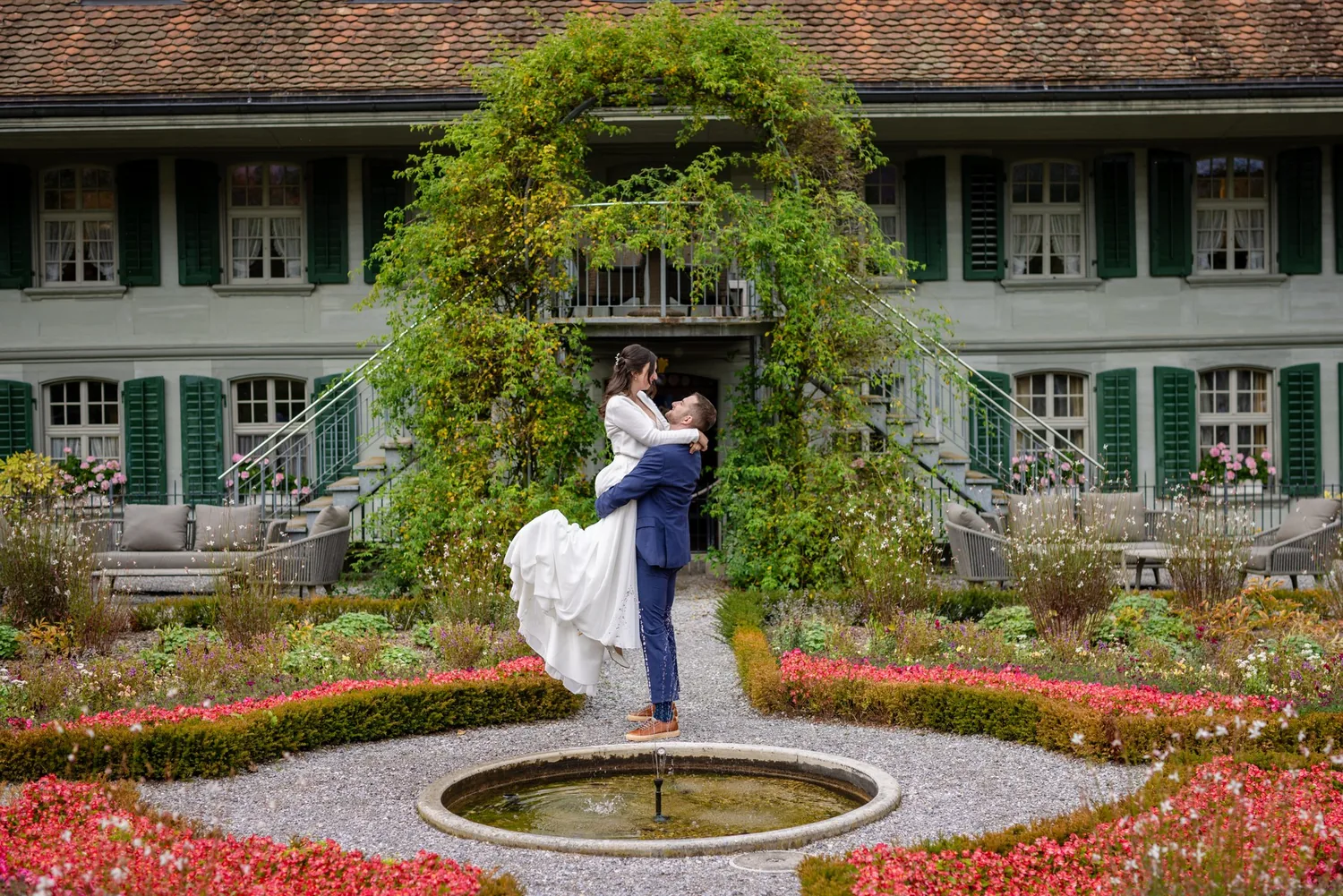 Brautpaar im Garten vor dem Gästehaus Kreuz