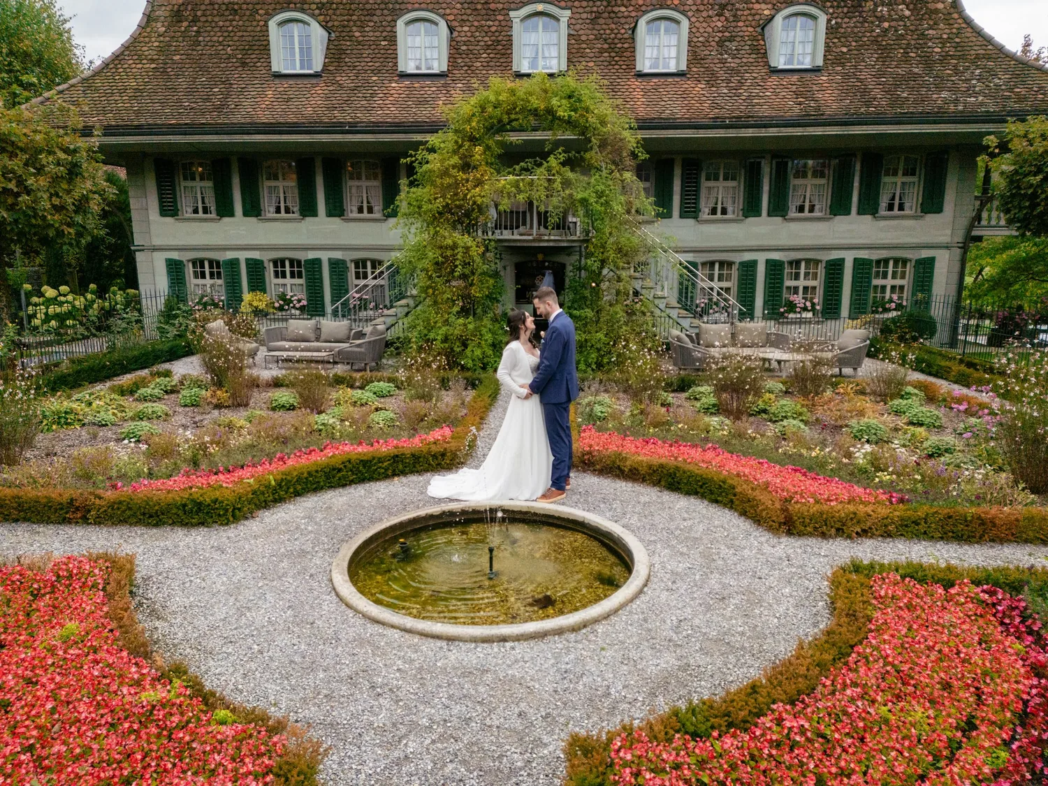 Der Kreuzgarten des Bären mit dem Brunnen von oben