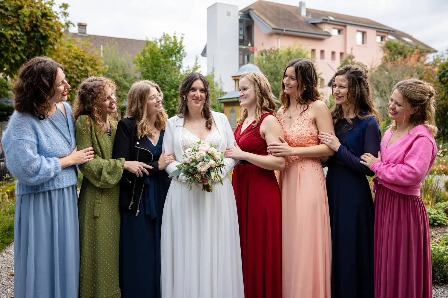 Die Frauen der Gesellschaft im Garten