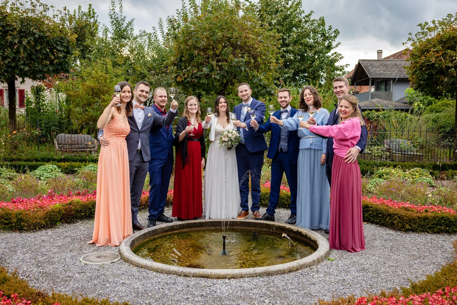 Gruppenbild am Brunnen im Kreuzgarten