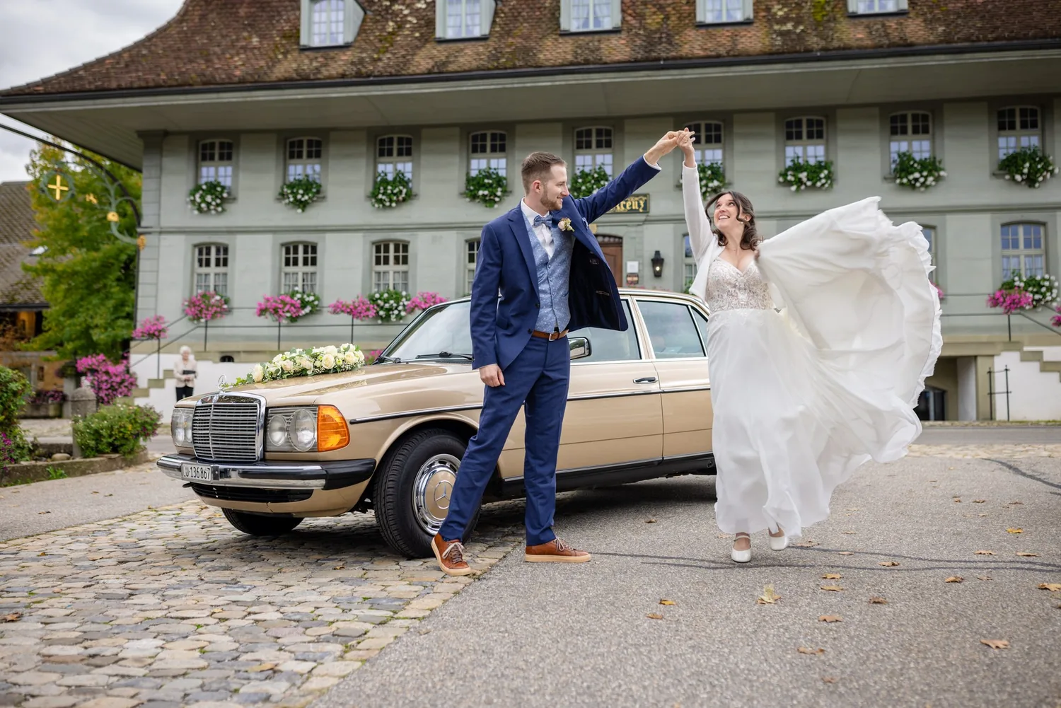 Tanz vor dem Hochzeitsauto