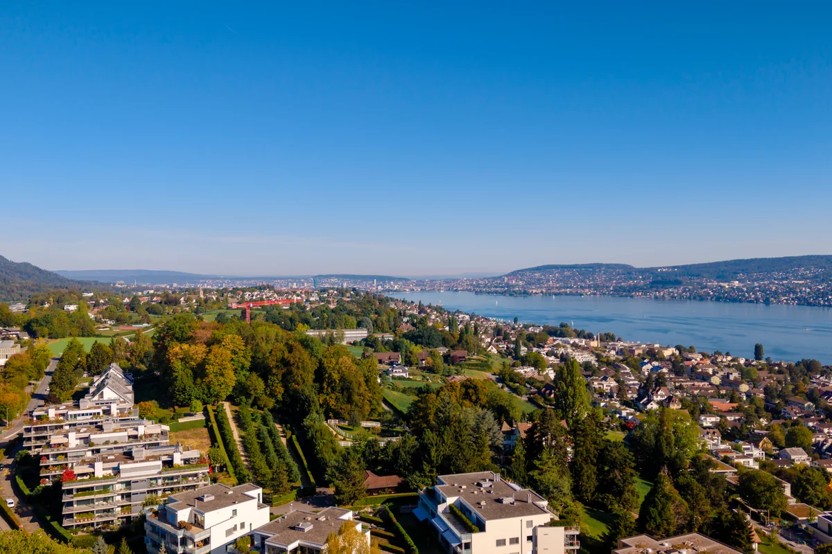 Blick von Rüschlikon über den Zürichsee bis nach Zürich
