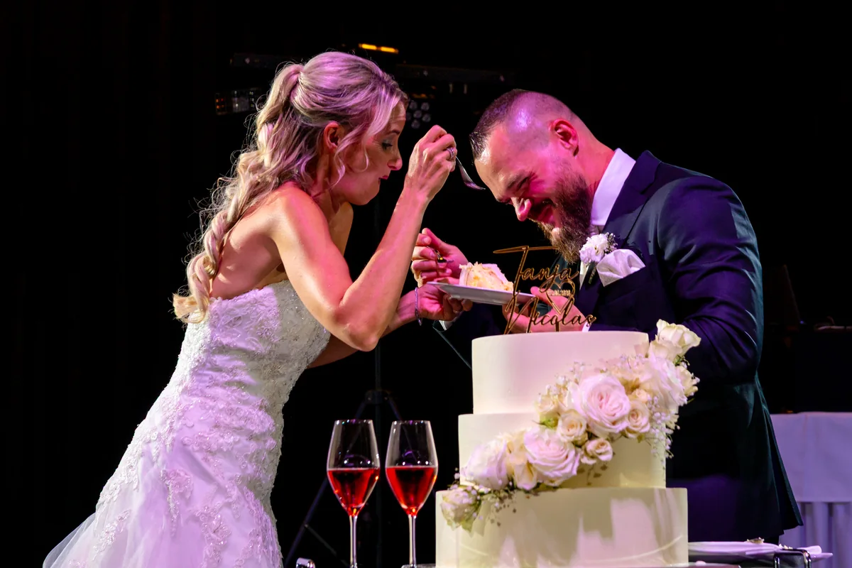 Brautpaar schneidet die Hochzeitstorte an