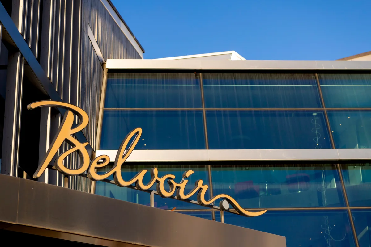 Goldener Schriftzug Belvoir an der Glasfassade des Hotels