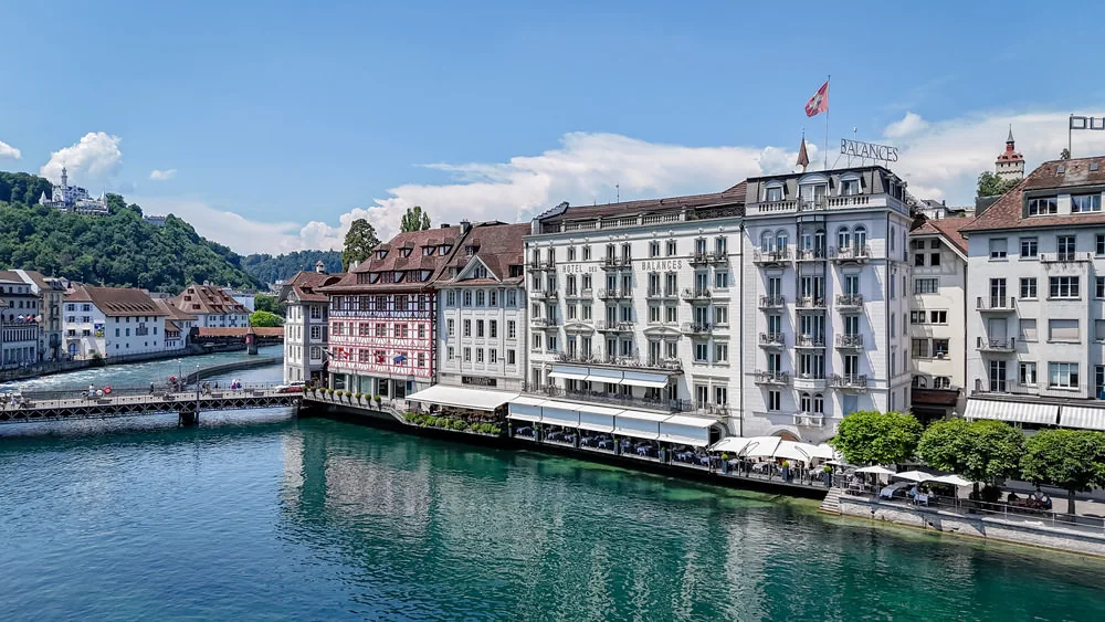 Das Hotel des Balances an der Reuss in der Altstadt von Luzern aus der Luft