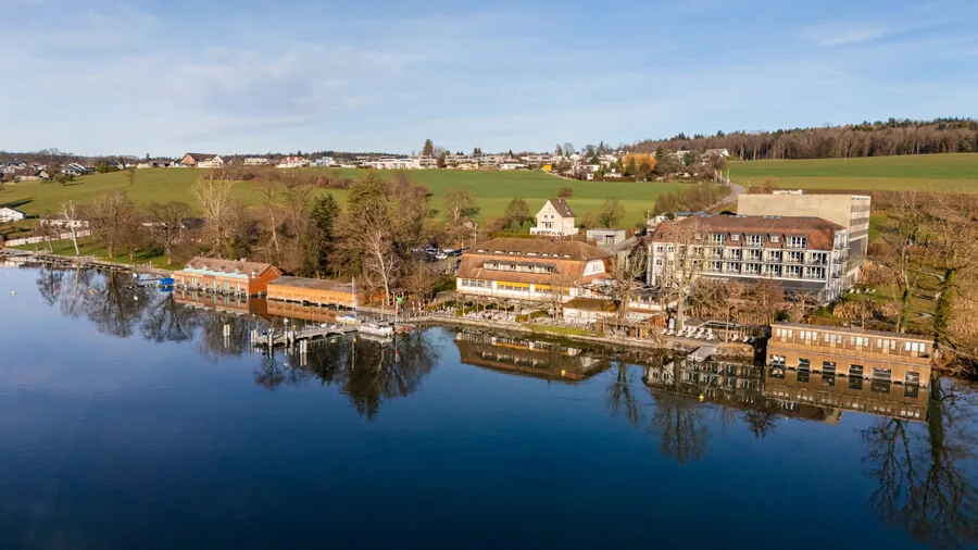 Das Seerose Resort in Meisterschwanden am Hallwilersee aus der Luft