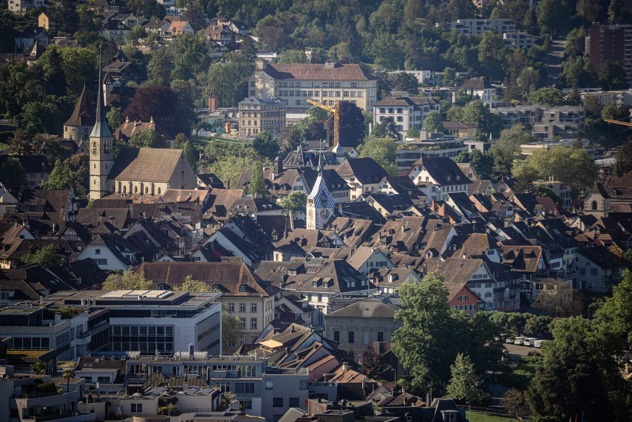Die Altstadt von Zug mit Zytturm und Kirche, Dachlandschaft aus der Luft