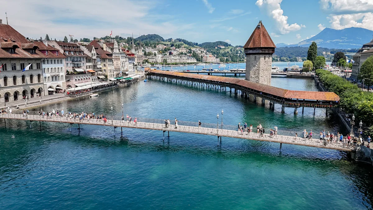 Die Kapellbrücke und der Wasserturm in Luzern von oben, türkisblaues Wasser der Reuss