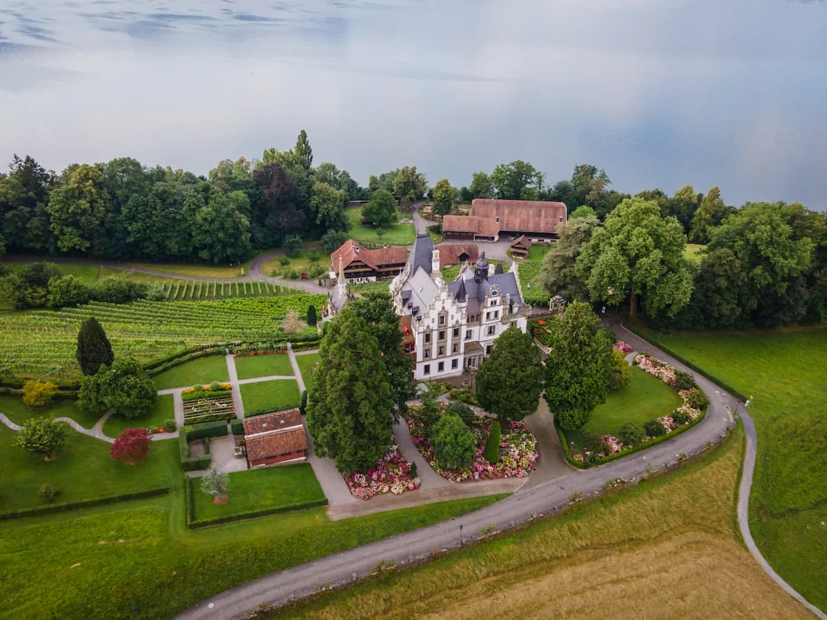 Schloss Meggenhorn bei Luzern aus der Luft, mit Park, Rebberg und Seeblick