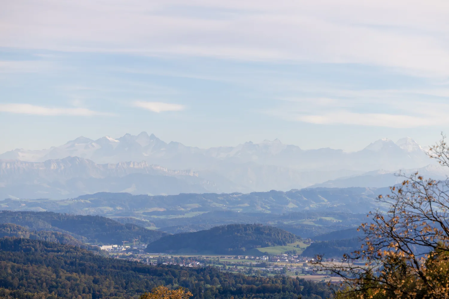 Blick vom Eberg über das Mittelland bis zur Alpenkette am Horizont