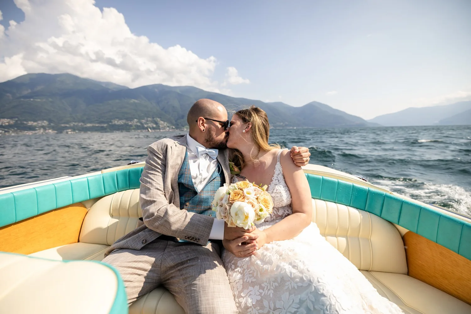 Brautpaar im Holzboot auf dem Lago Maggiore