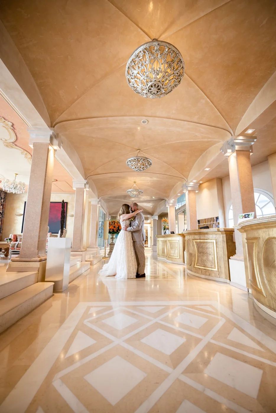 Brautpaar im Marmorgang des Hotels