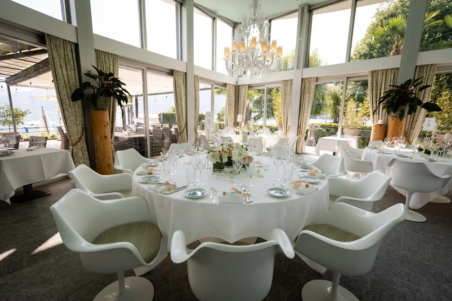 Gedeckte Tafeln im Restaurant Marina mit Seeblick