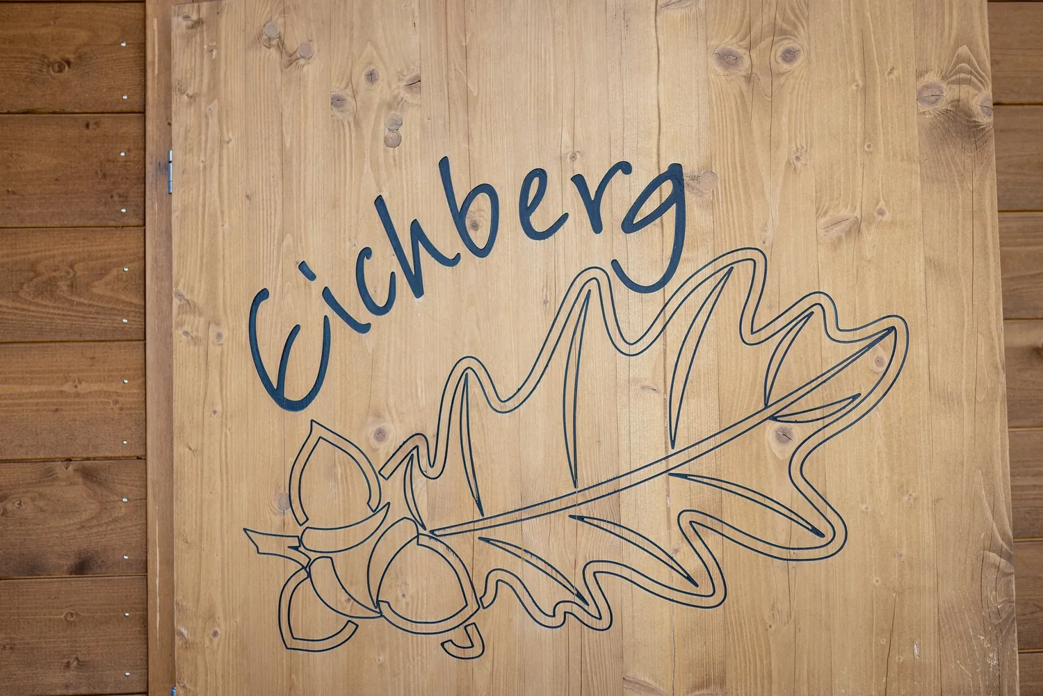 Der Schriftzug des Eichbergs auf Holz