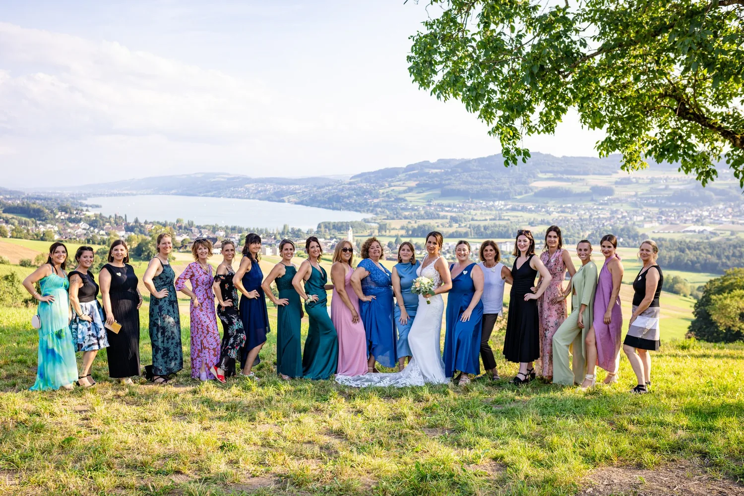 Die Frauen der Gesellschaft auf der Wiese