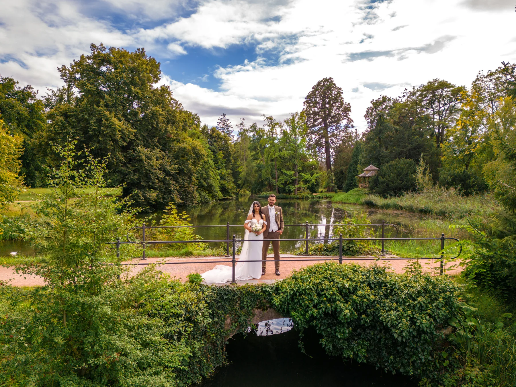 Weiher im Bally-Park Schönenwerd, umgeben von altem Baumbestand