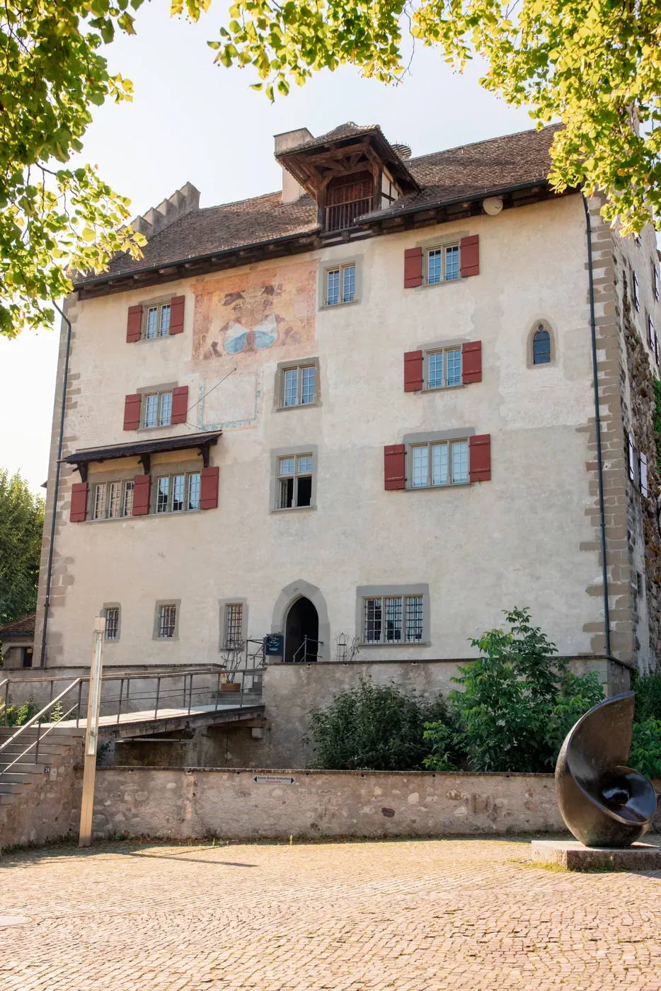 Schloss Greifensee mit Staffelgiebel und roten Fensterläden, vom Hof aus gesehen