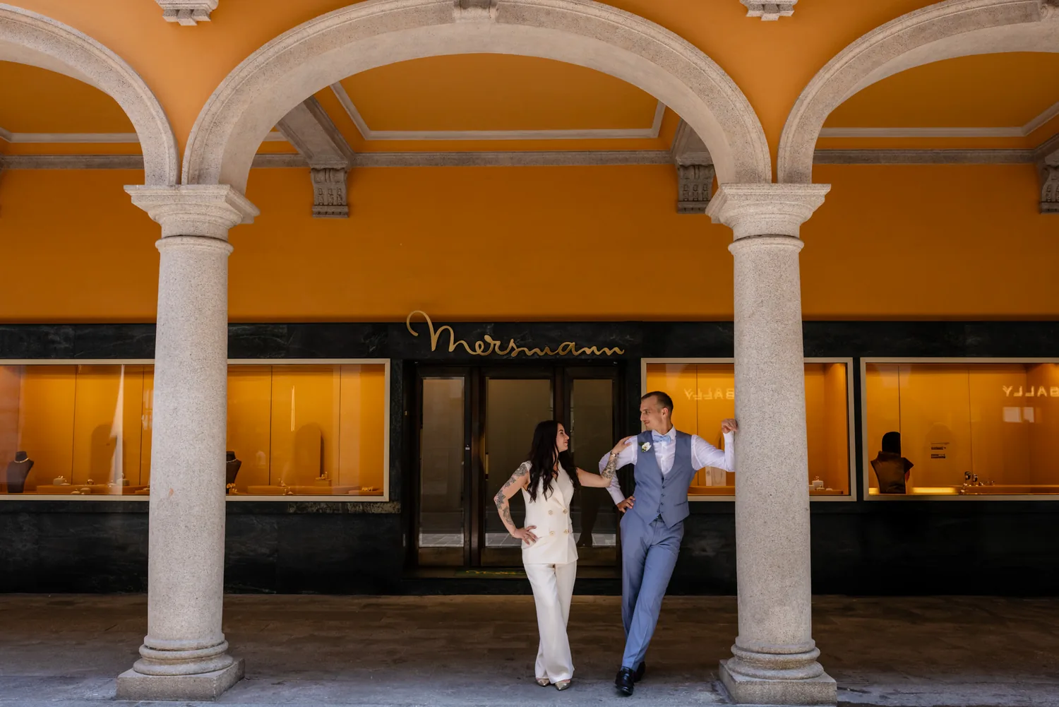 Brautpaar in den ockerfarbenen Arkaden der Via Nassa in Lugano