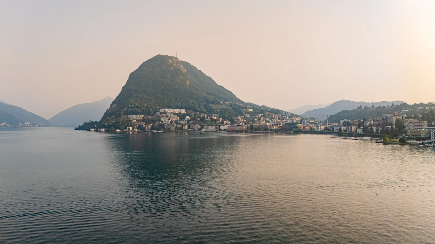 Der Luganersee mit dem Monte San Salvatore im Dunst