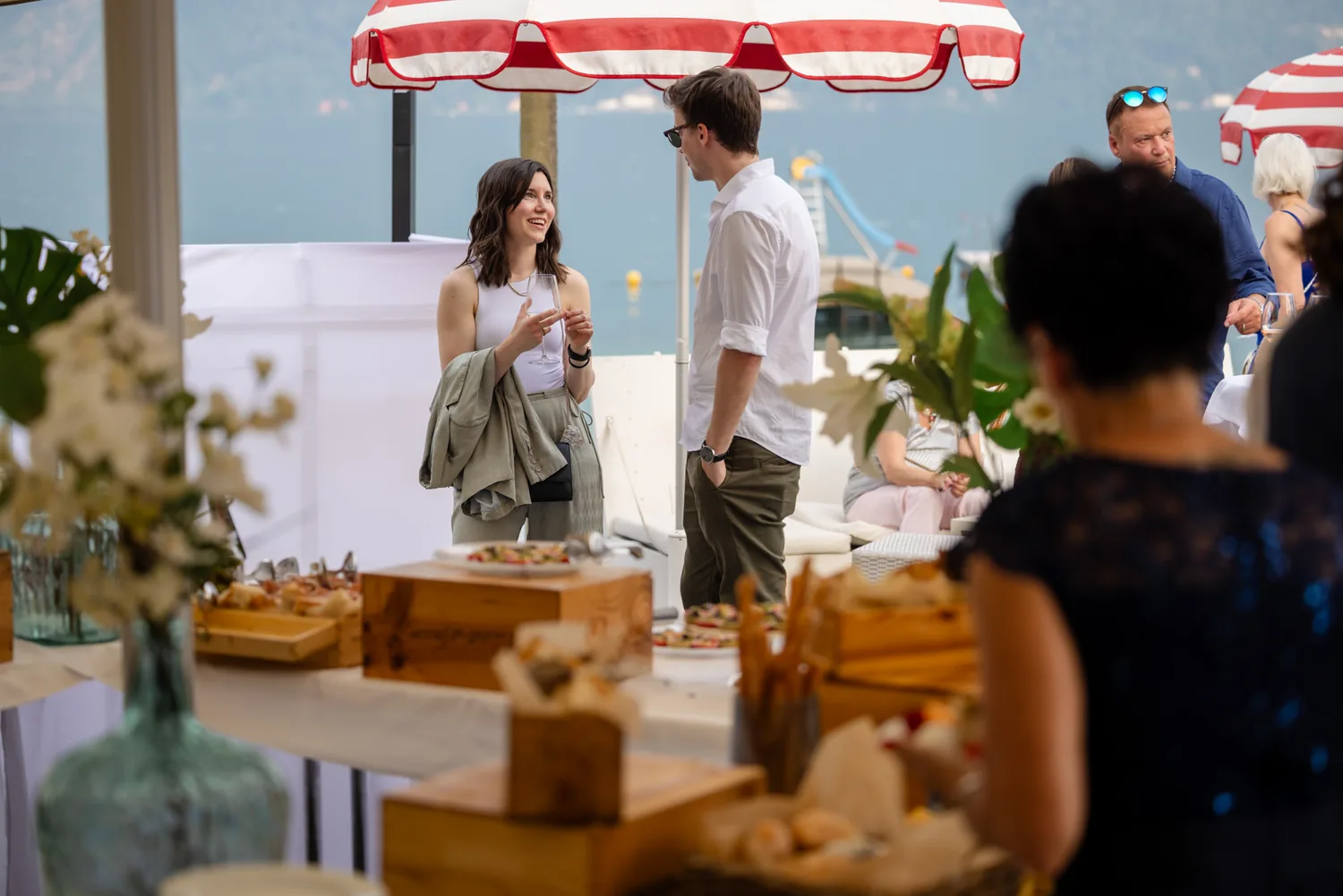 Gedeckte Tische mit Blumen und Kerzen im Lido di Lugano