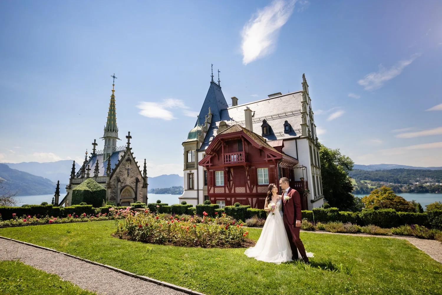 Brautpaar im Schlosspark, dahinter das Schloss und der Vierwaldstättersee