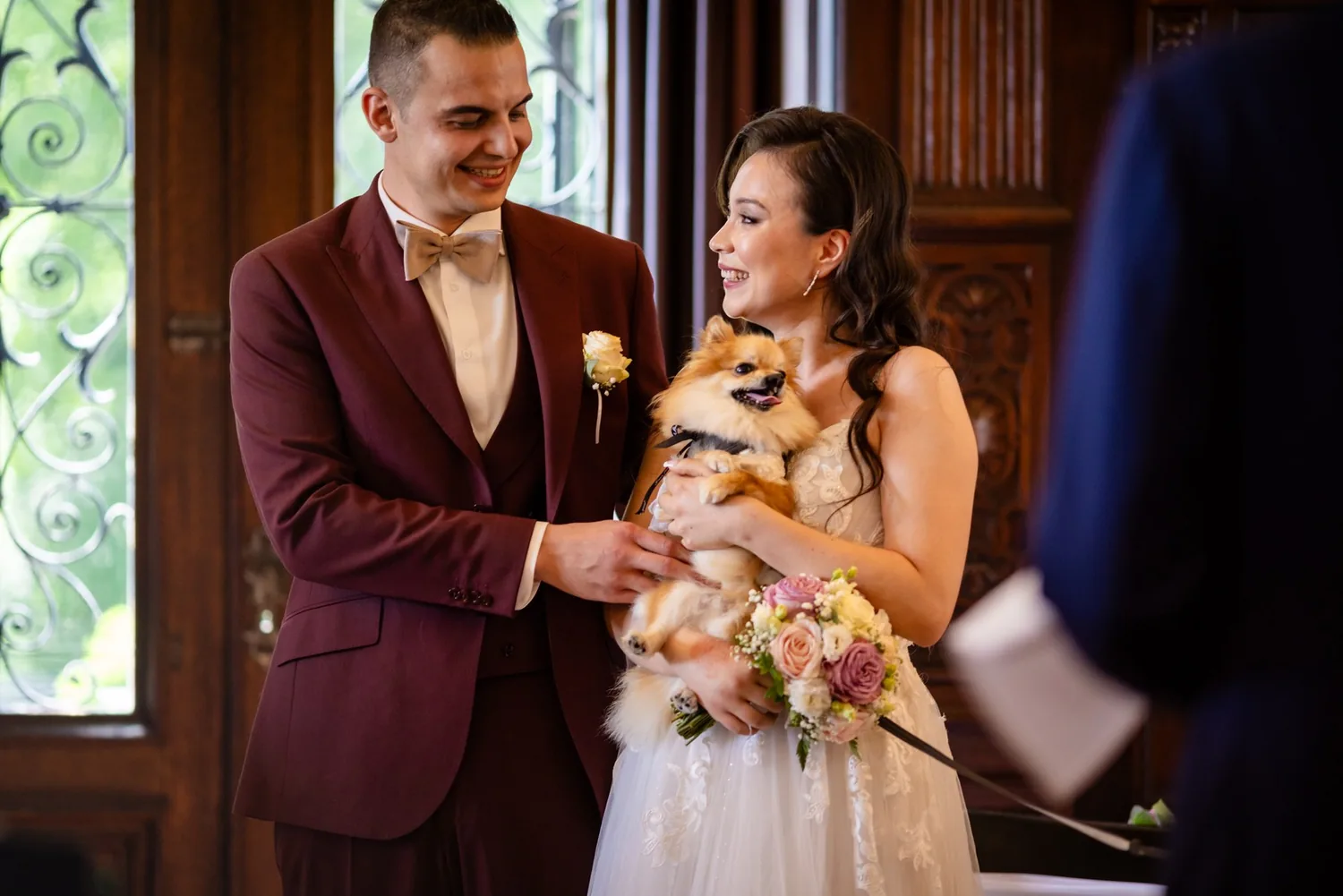 Brautpaar mit dem Hund des Paares im Saal