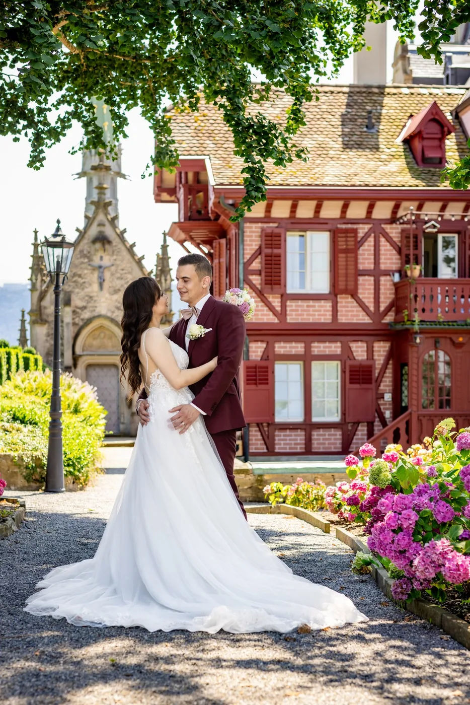 Brautpaar vor dem Riegelhaus im Schlosspark
