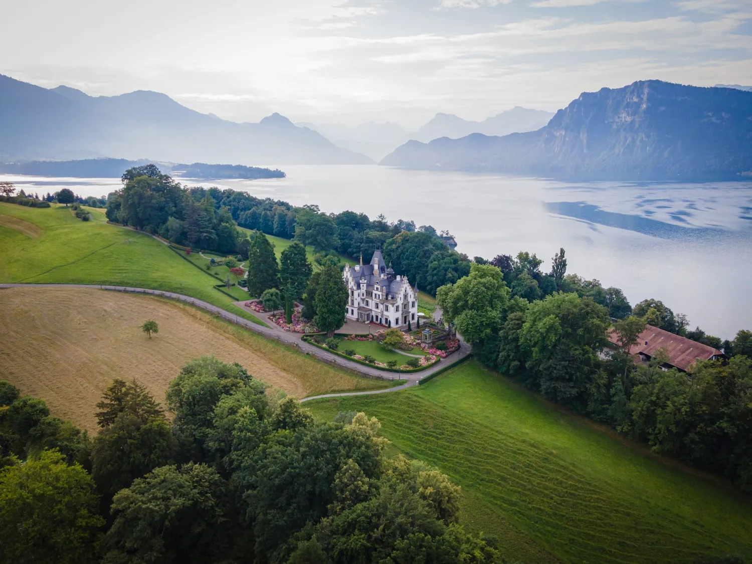 Luftaufnahme des Schlosses Meggenhorn über dem Vierwaldstättersee