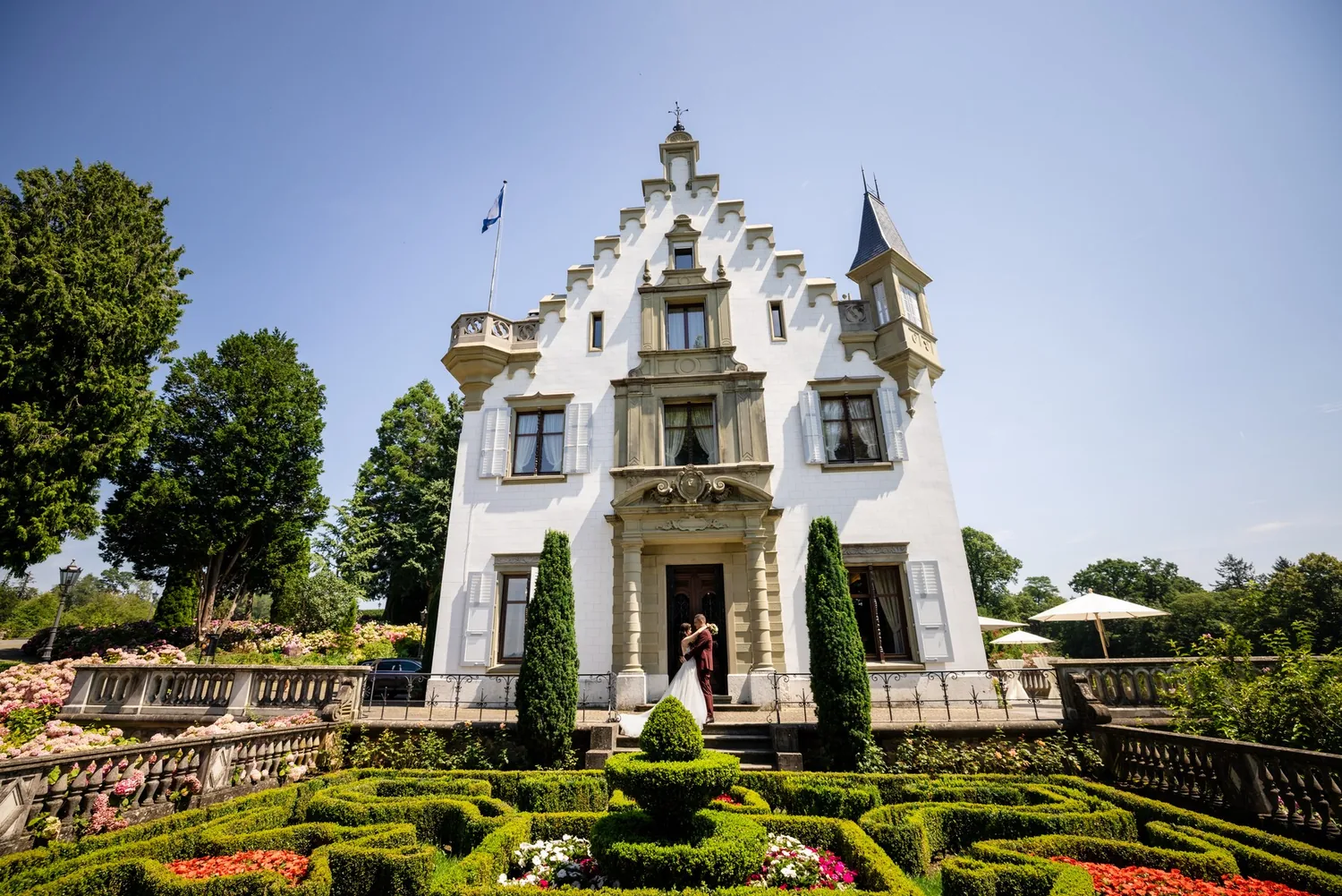 Schloss Meggenhorn mit formalem Garten und Buchshecken