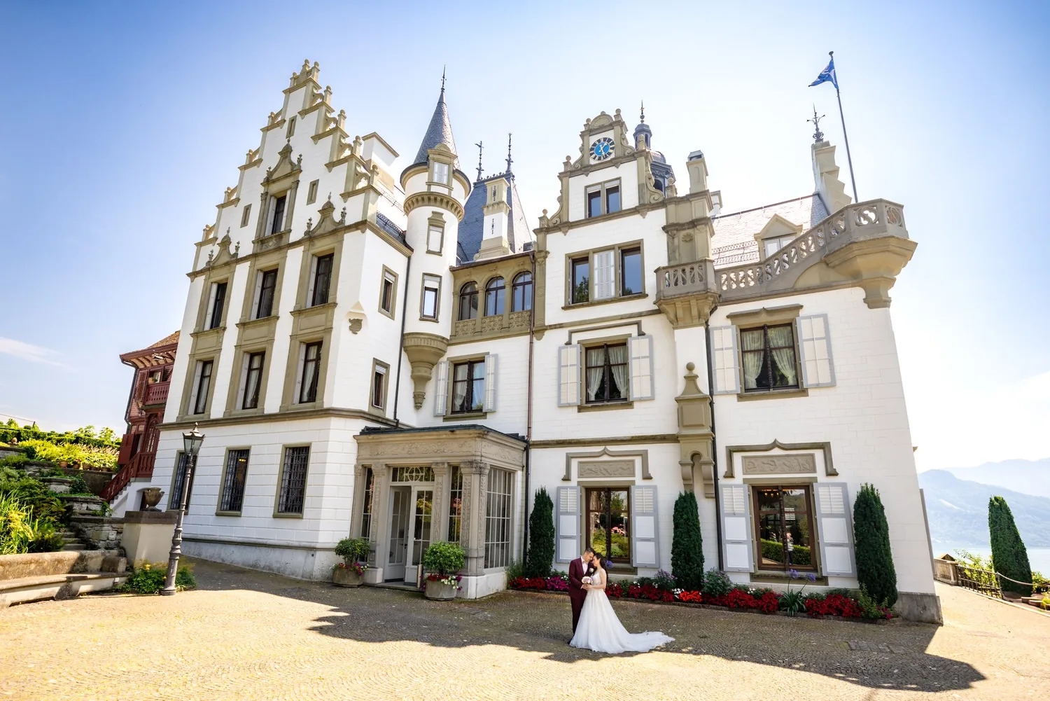 Schloss Meggenhorn von der Seite mit Brautpaar auf dem Kiesplatz