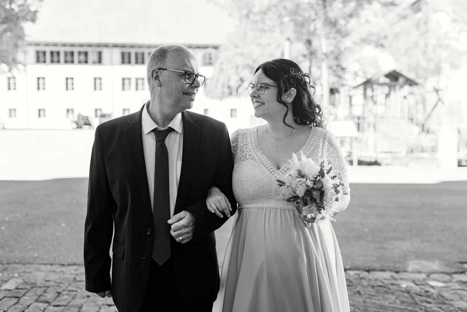 Braut und Vater vor dem Kloster Muri