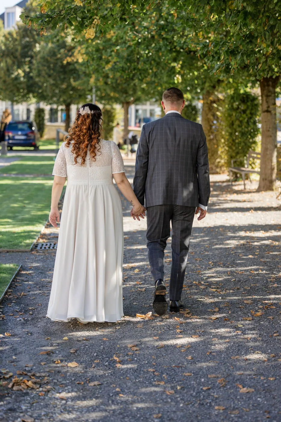 Brautpaar geht durch die Allee beim Kloster Muri