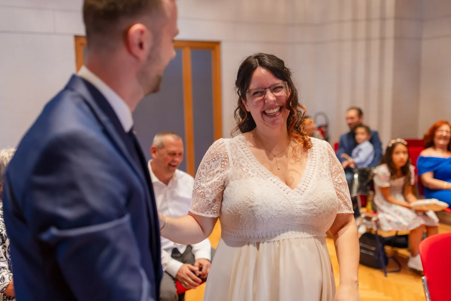 Freude nach dem Ja-Wort in der Mansarde