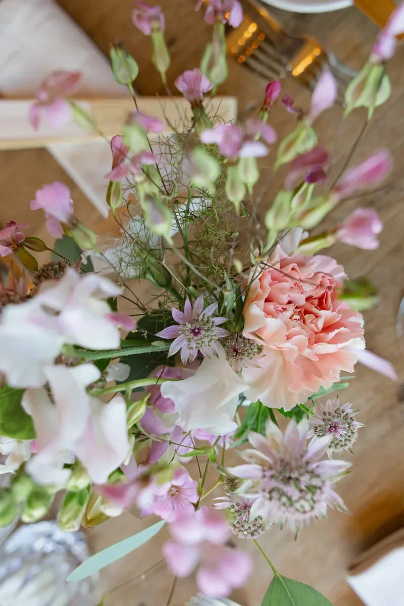 Blumen der Tischdekoration aus der Nähe, Rosa und Weiss