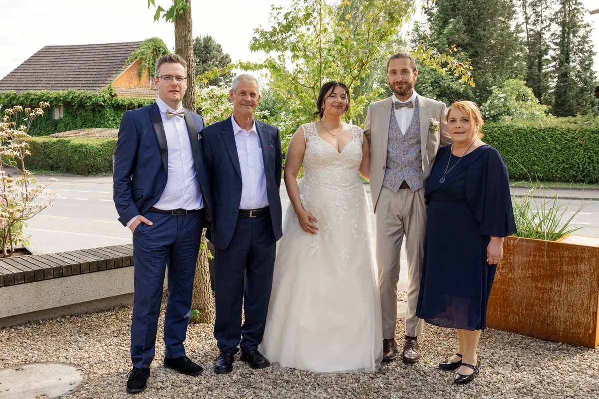 Familienbild vor dem Haus auf dem Kiesplatz