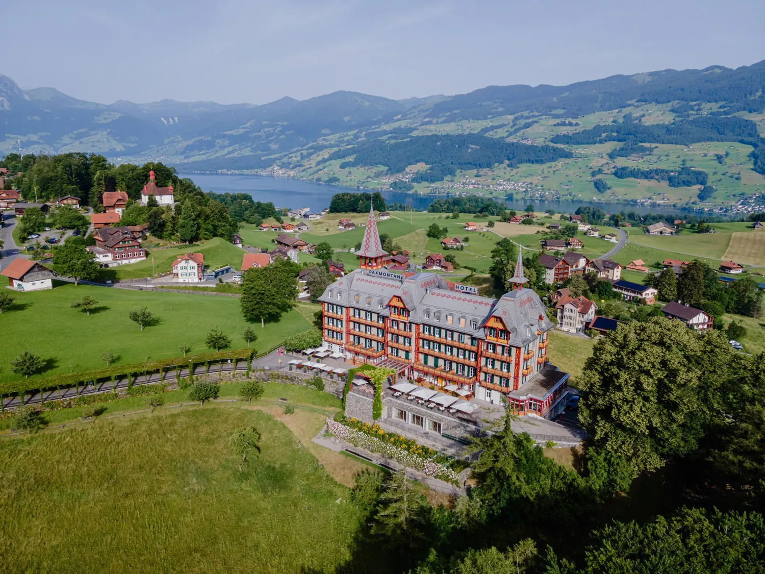 Das Paxmontana von oben, mit dem Sarnersee
