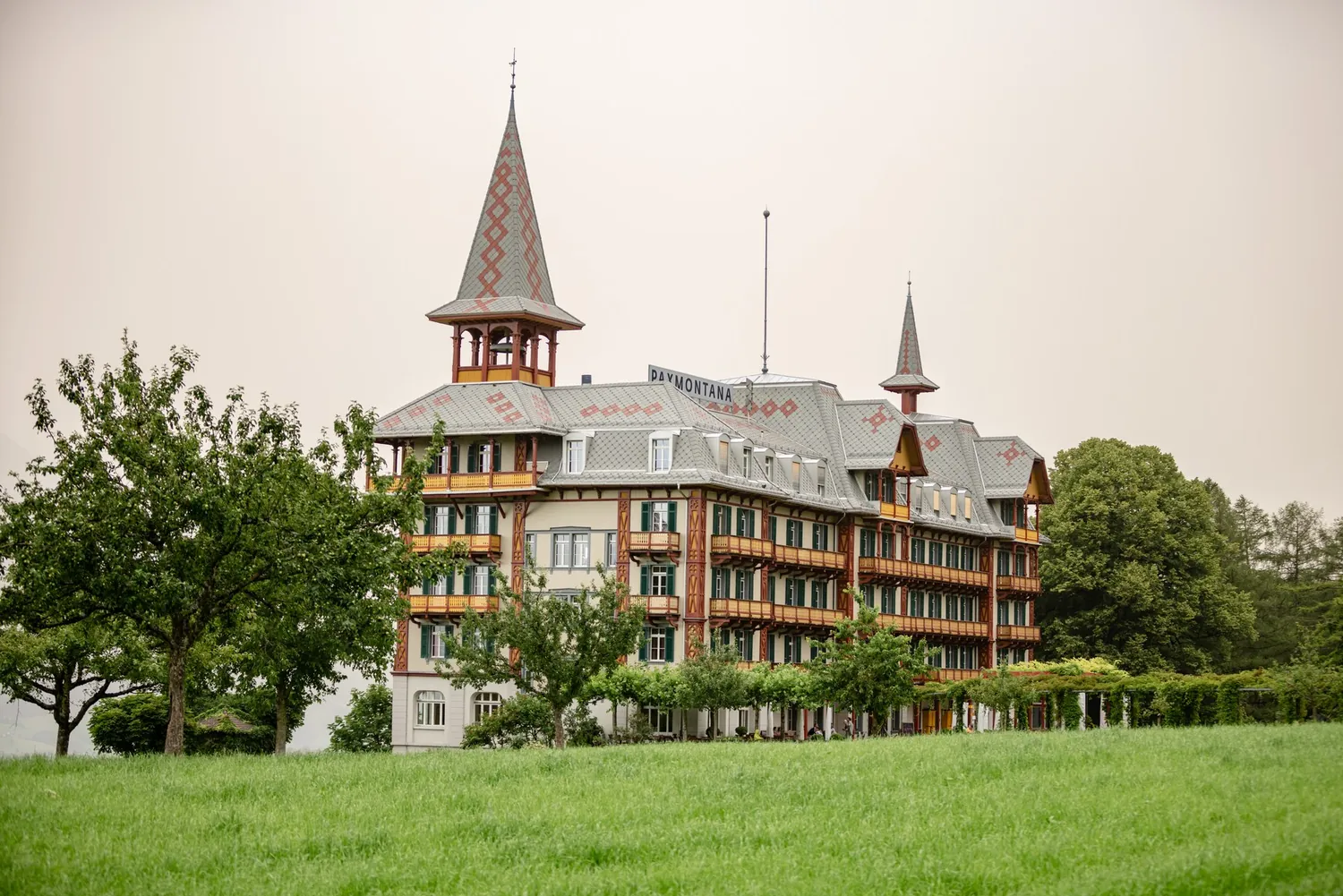 Das Hotel von der Wiese aus