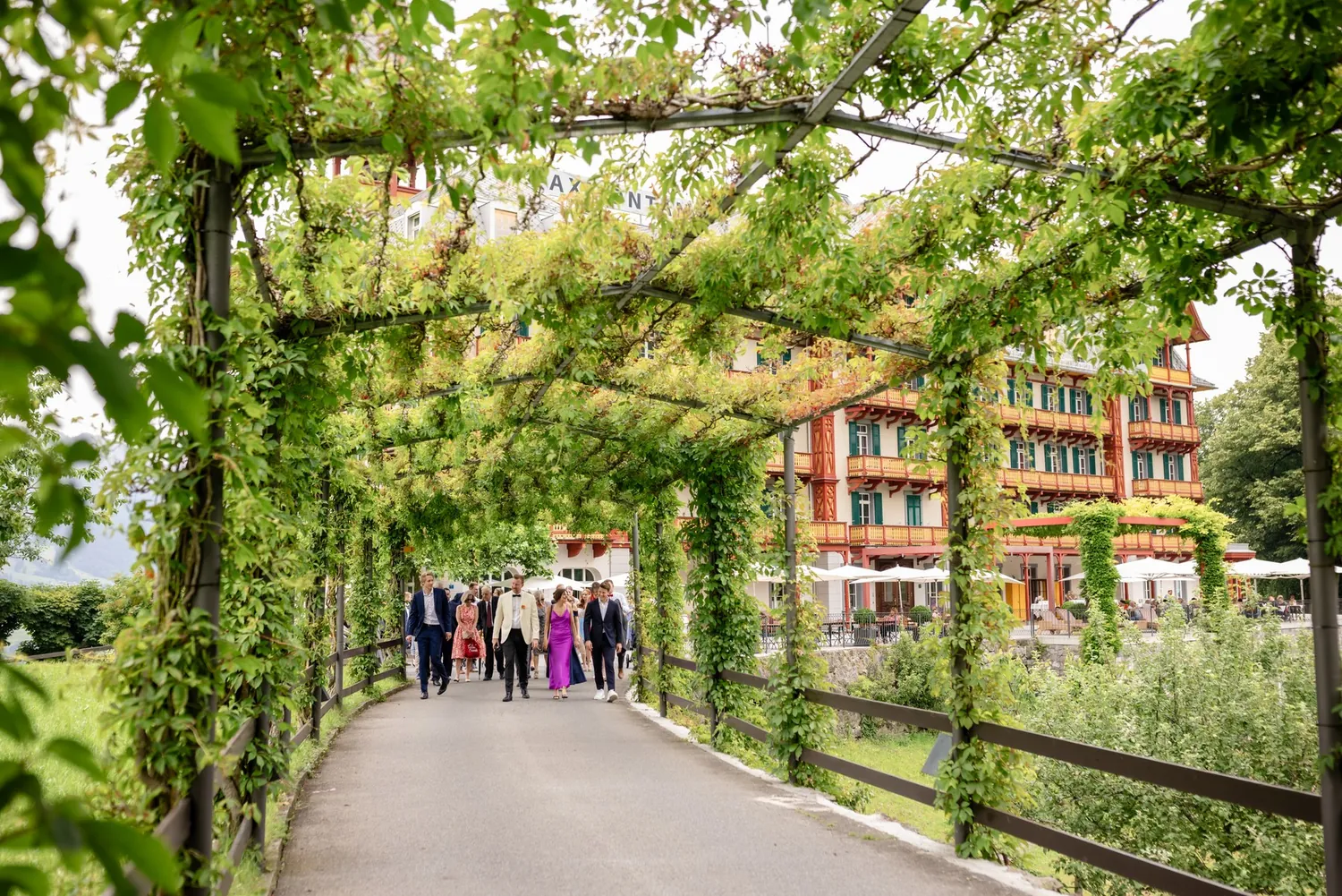 Der begrünte Laubengang zum Hotel