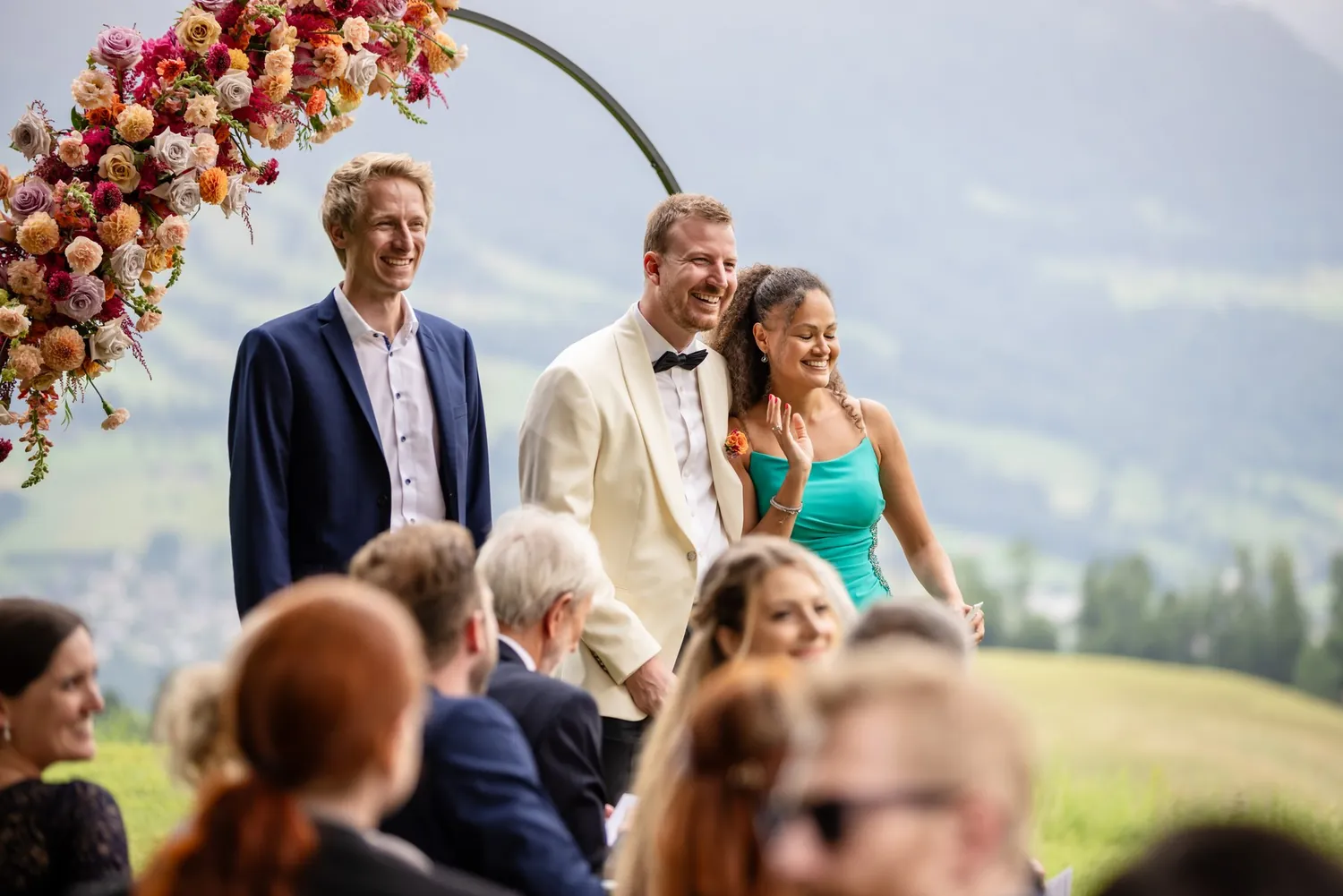 Der Traubogen vor den Bergen