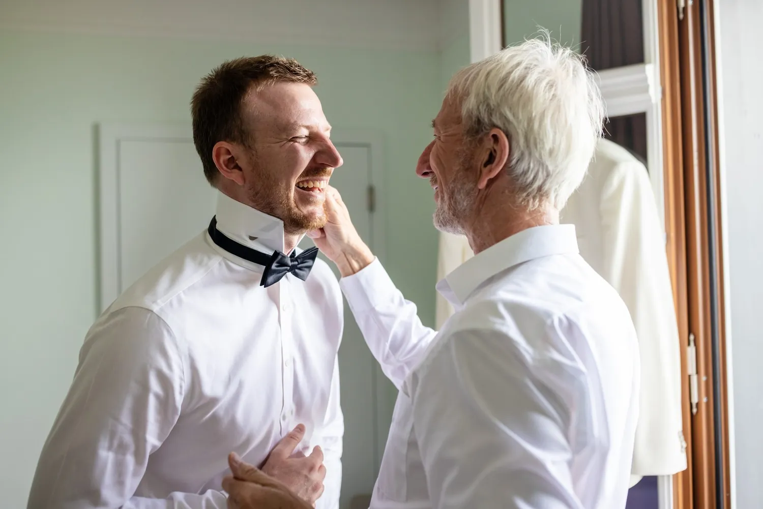 Der Vater bindet die Fliege