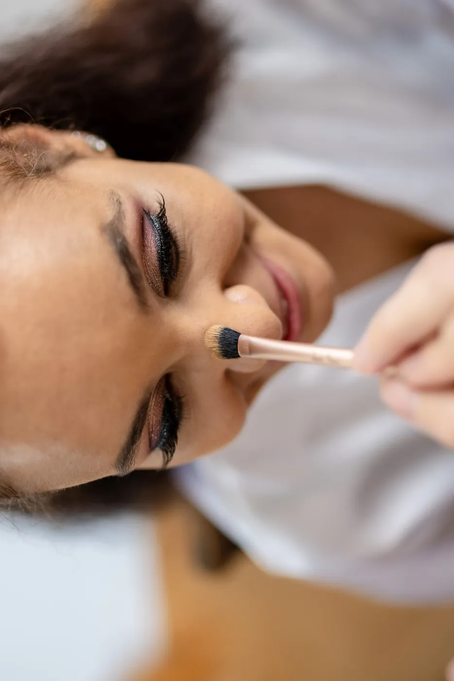 Make-up am Morgen im Hotelzimmer