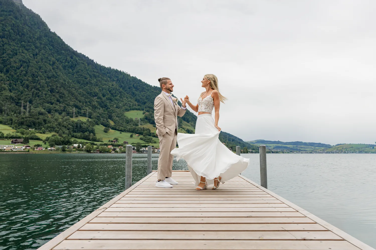 Brautpaar tanzt auf einem Steg am See