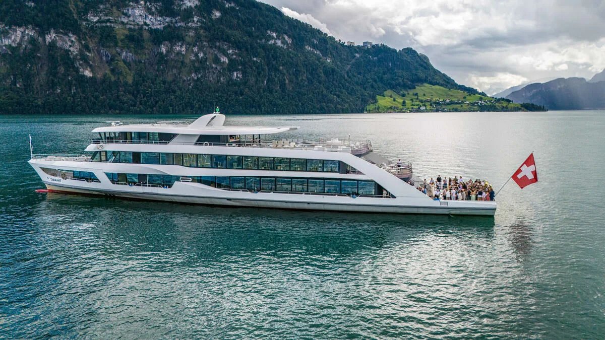 Ein Kursschiff auf dem See