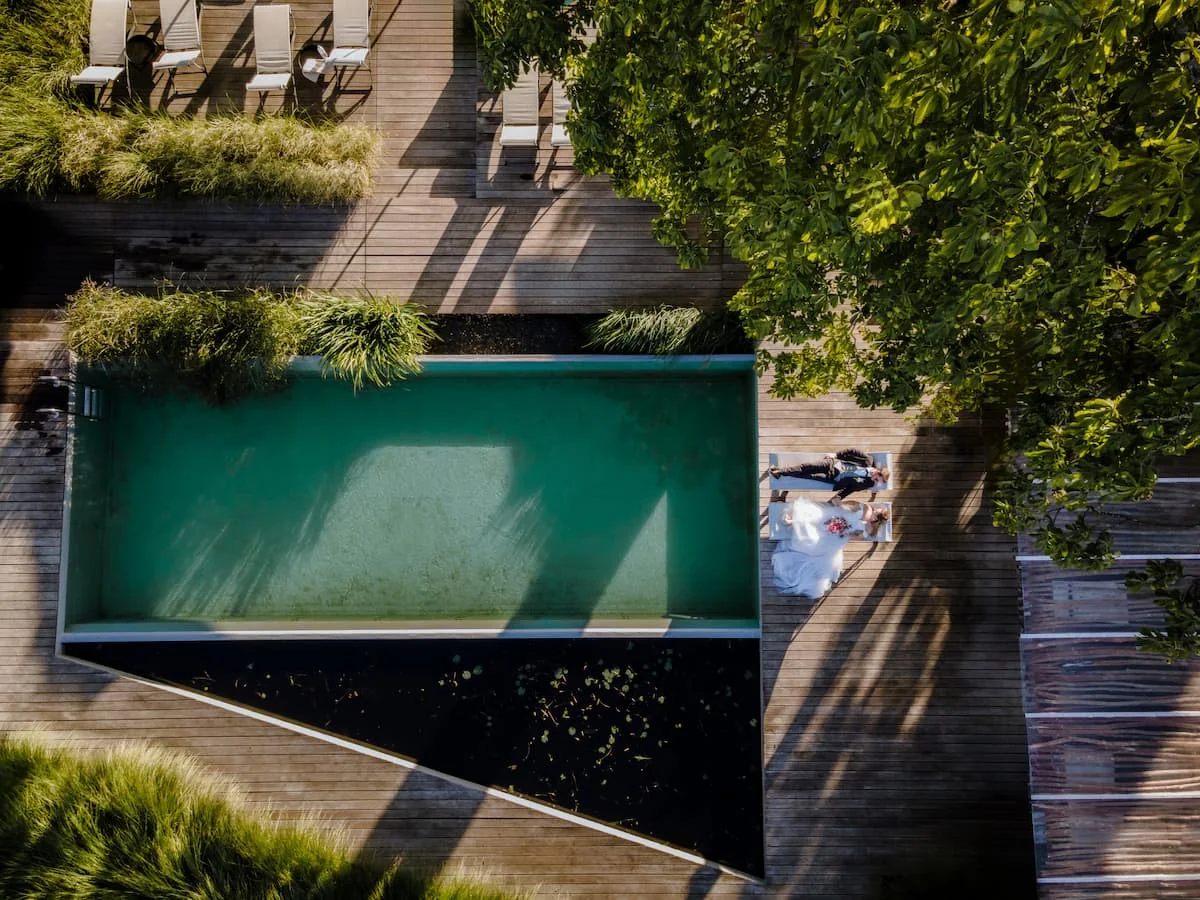 Ein Pool von oben mit Brautpaar