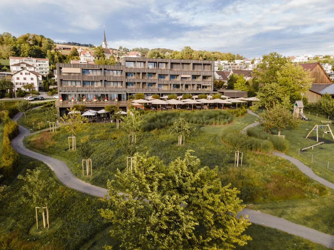 Drohnenaufnahme des Seehotels Sonne in Eich mit Gartenanlage