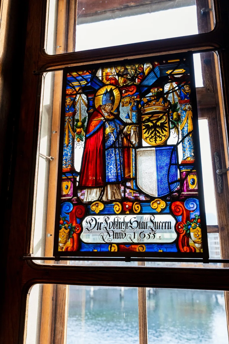 Das Glasfenster im Rathaus